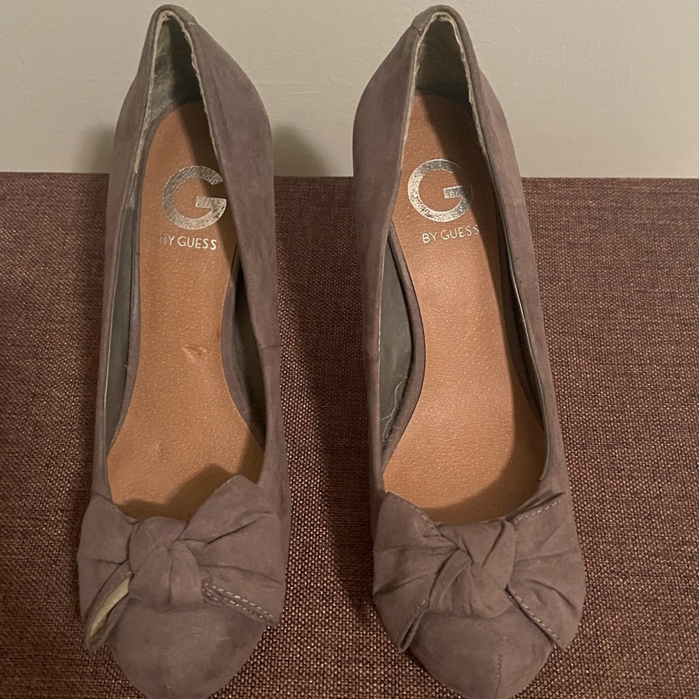 Guess Suede Gray Pumps